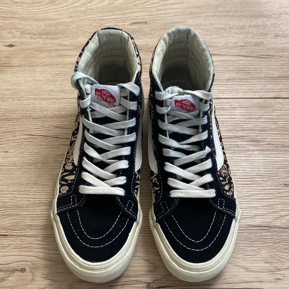 Vans off the wall, Unisex women’s size 7.5US, Men’s size 6US, Skateboard shoes